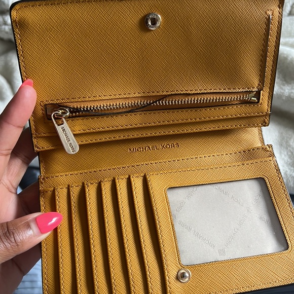MICHEAL KORS WALLET - Picture 2 of 4